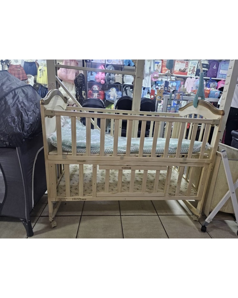 Wooden cotbed